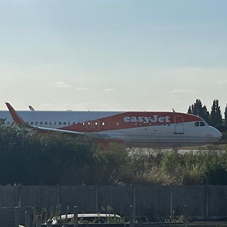 Southend Airport Bed & Breakfast ロッチフォード エクステリア 写真
