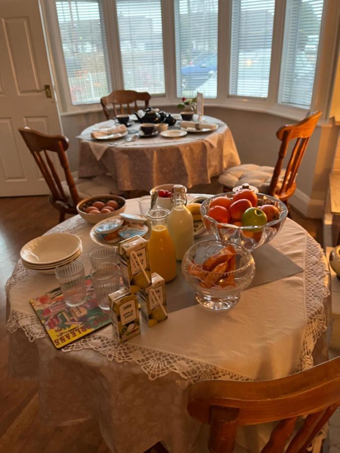 Southend Airport Bed & Breakfast ロッチフォード エクステリア 写真