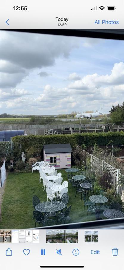 Southend Airport Bed & Breakfast ロッチフォード エクステリア 写真
