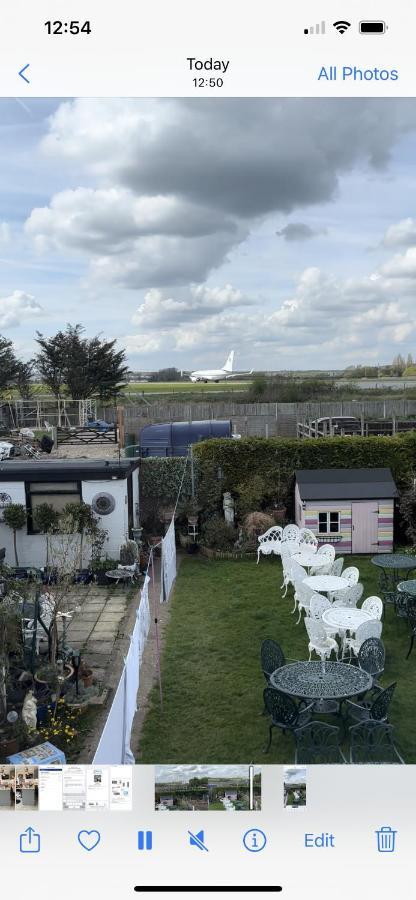 Southend Airport Bed & Breakfast ロッチフォード エクステリア 写真