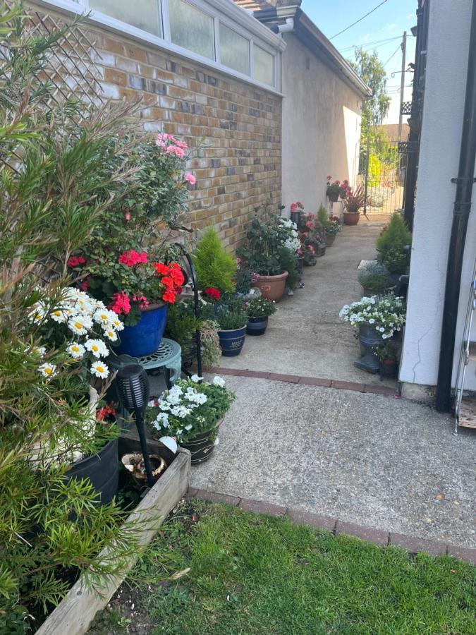 Southend Airport Bed & Breakfast ロッチフォード エクステリア 写真