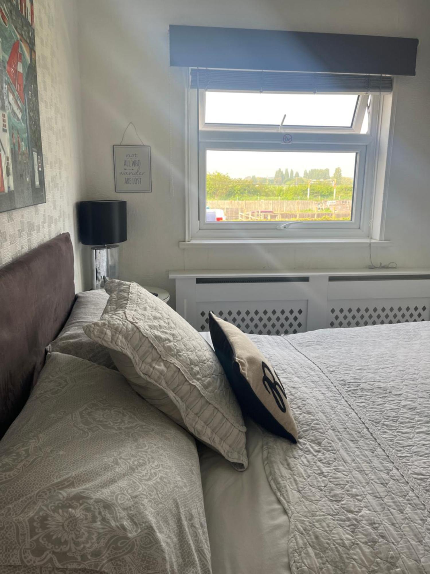 Southend Airport Bed & Breakfast ロッチフォード エクステリア 写真